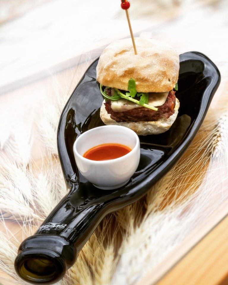 cervezahara mini hamburguesa de retinta con salsa kimuchi 768x960