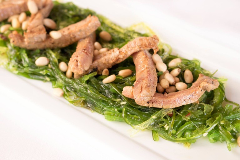 pradillo ensalada de algas wakame con atun de almadraba y pinones 768x512
