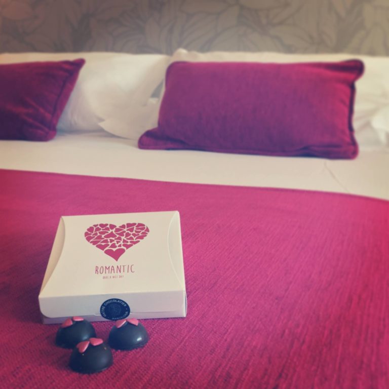 Noche de Hotel Pareja Brunch Visita Museo Coches en ApartoSuites Jardines de Sabatini 2 768x768