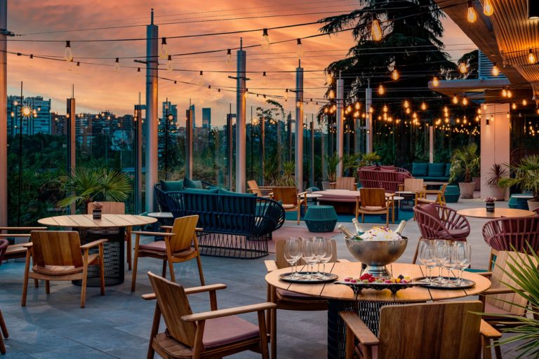 Afterwork Apericenas con barra libre picoteo y la mejor musica en Insolito 3 768x512