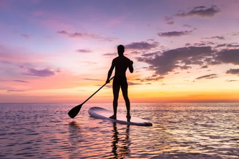 Paddle surf al atardecer en Marbella 768x513