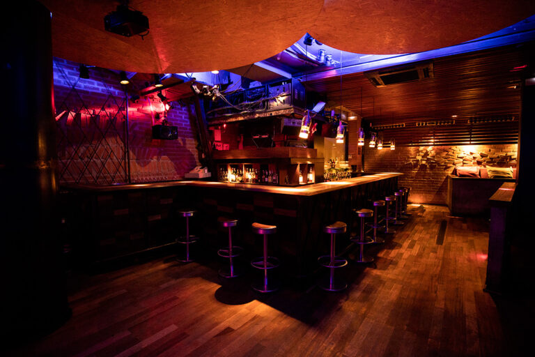 Intruso Bar 2 768x512