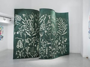 Cabeza de lobo | Blanca Gracia | 13/09-13/11/2022 | Sala de Arte Joven | 'La batalla de los árboles' (2020) | Telones de algodón teñidos con batik