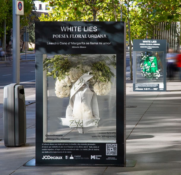 Exposición Callejera White Lies: Poesía Floral Urbana - Moda y Flores en Serrano