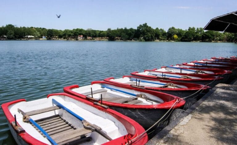 Paseo en Barca en el Lago de la Casa de Campo de Madrid 768x471