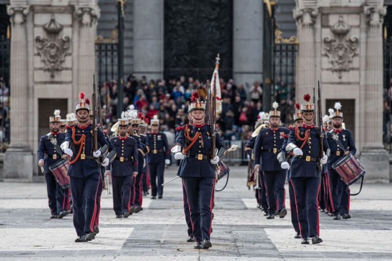 Relevo solemne de la guardia en el Palacio Real de Madrid 1 768x512