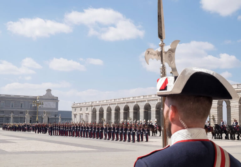 Relevo solemne de la guardia en el Palacio Real de Madrid 2 768x532