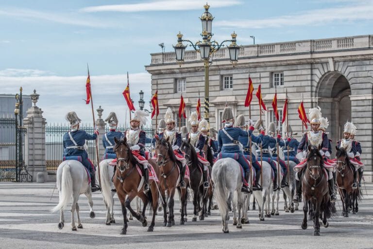 Relevo solemne de la guardia en el Palacio Real de Madrid 5 768x512