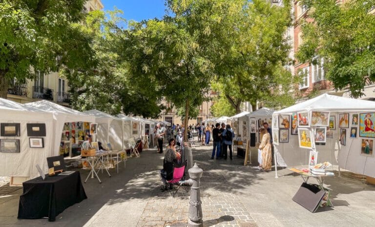 Mercadillo de Pintores en plaza Conde de Barajas Madrid 768x465
