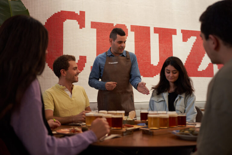 Taller de tiraje y cata de cervezas con mucho acento en Factoria Cruzcampo 2 768x512