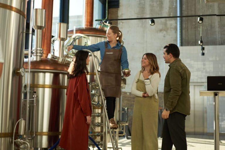 Visita y cata de cervezas con mucho acento en Factoria Cruzcampo 768x512