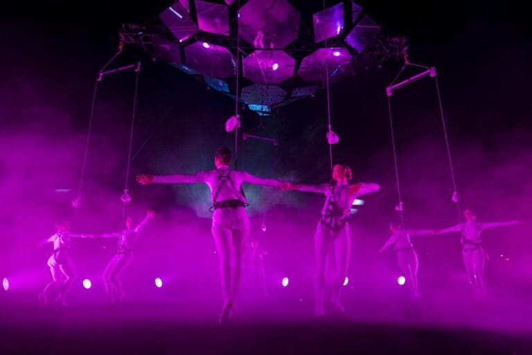 Espectaculo gratuito de Danza Aerea en el Puente del Rey 768x513