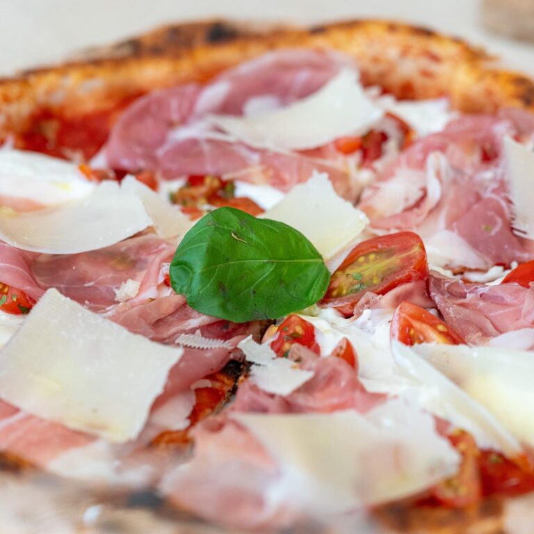 Ricca Pizzeria 2 768x768