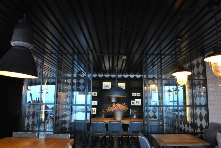 Moments Bar 6 768x514