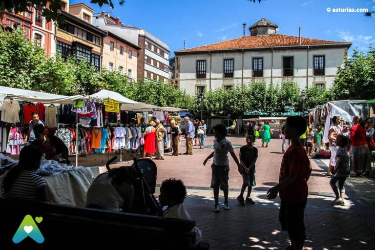 mercadillo semanal de Ribadesella 768x512