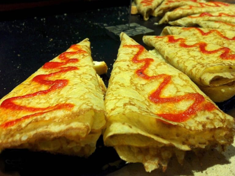 Creppe relleno de crema de queso con hongos y salsa de pimiento del piquillo del bar Gaztandegi 768x574