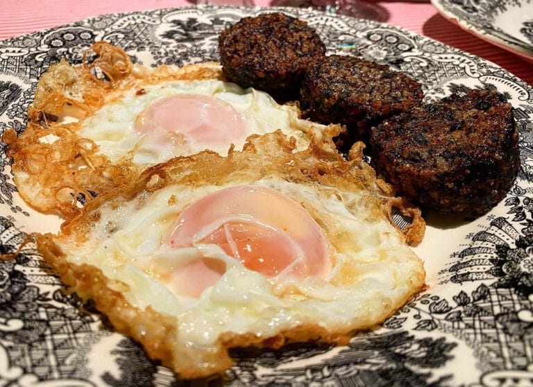 Huevos fritos con morcilla del Restaurante Landa 768x558