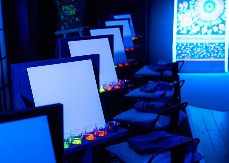 Paint in the Dark Taller de pintura en la oscuridad 2 768x548