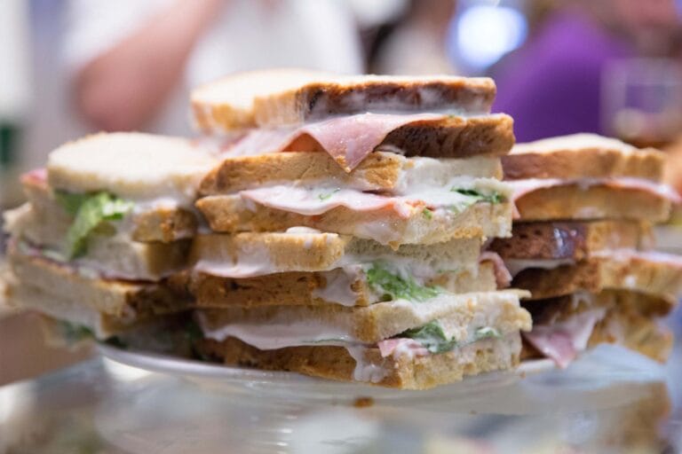 Sandwiches Triangulos y Torres del Bar Eme 2 768x512