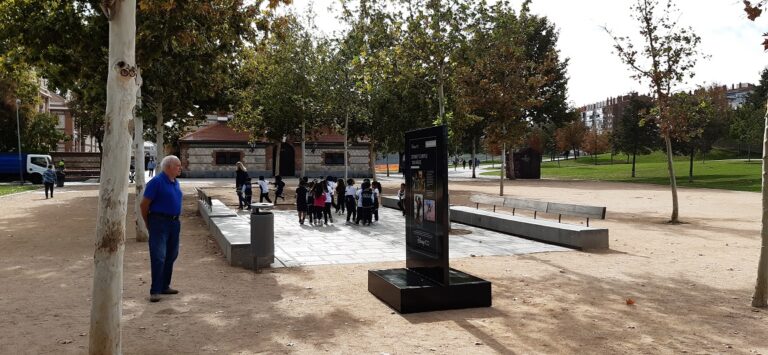 Exposicion Disney 100 anos en Imagenes en Madrid Rio 4 768x355