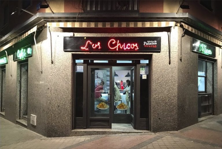 Los Chicos Fabrica de Patatas Bravas 768x514