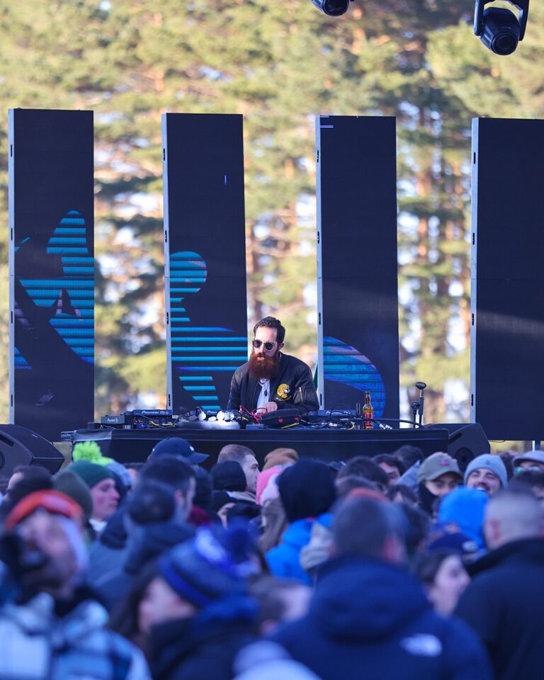 Momo Apreski 768x960