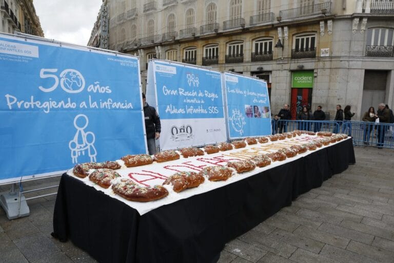 Roscon de Reyes Gratis y Solidario de Aldeas Infantiles en la Puerta del Sol 768x512