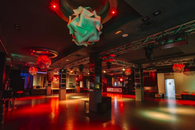 Independance Club 3 768x512