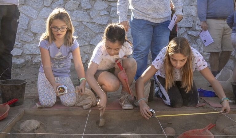 Arqueologos por un dia Talleres en el yacimiento de La Cabilda en Hoyo de Manzanares 768x449