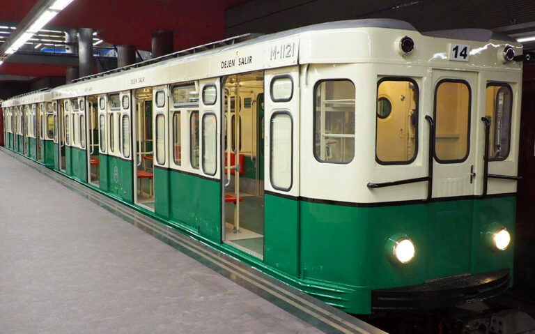 Exposicion de trenes historicos en la Estacion de Chamartin 3 768x479