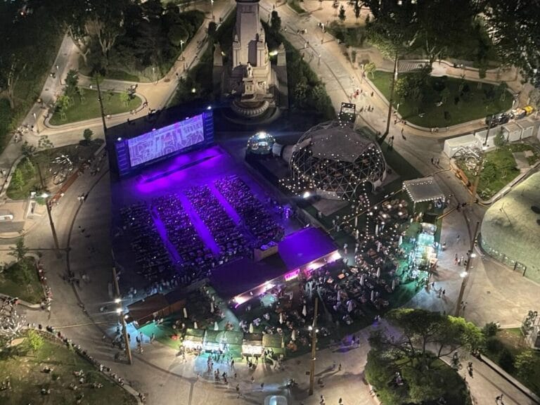 Cine al aire libre y actuaciones en directo en La Estival Plaza de Espana 2 768x576