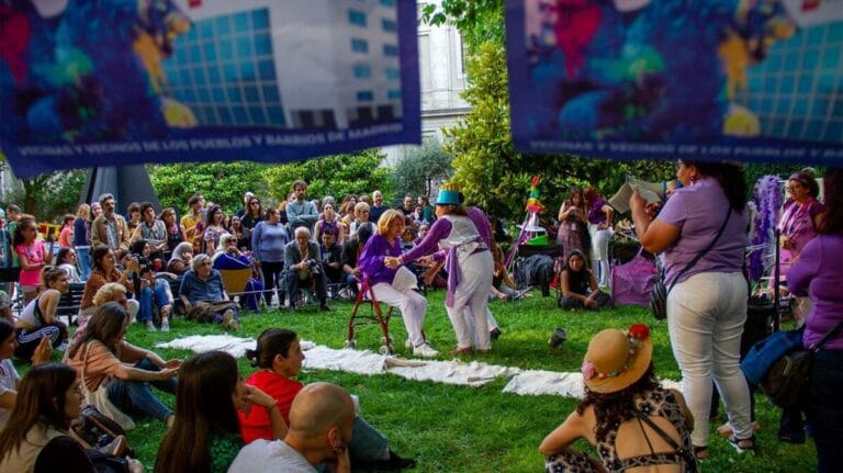 Picnic de barrio en el jardin del Museo Reina Sofia 768x431