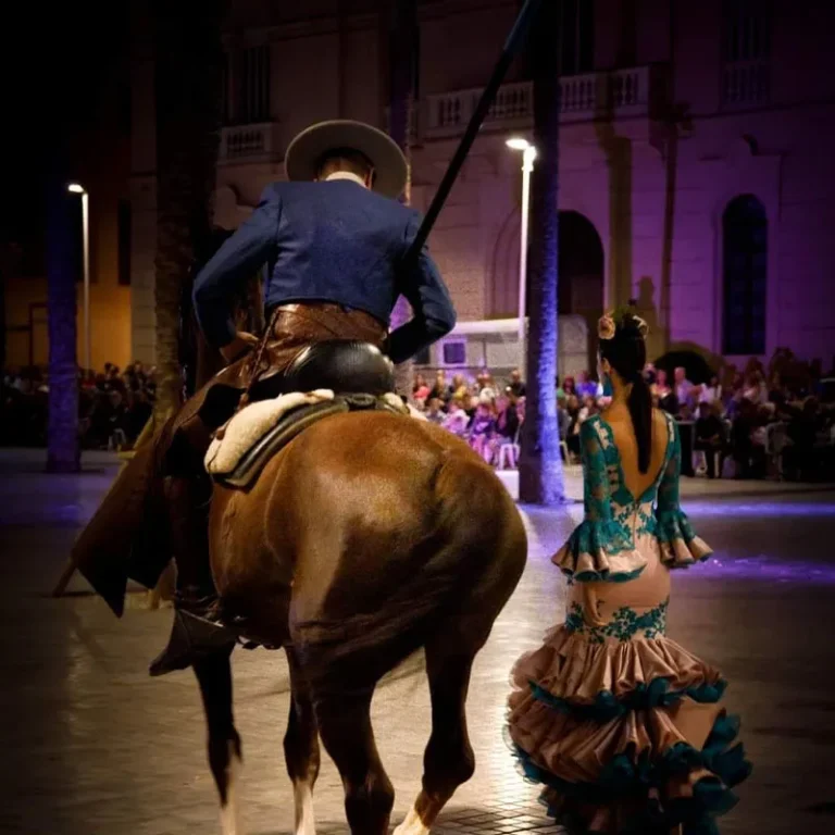 Cabalgando entre Costuras Moda flamenca arte ecuestre y musica en vivo en Sotogrande 768x768