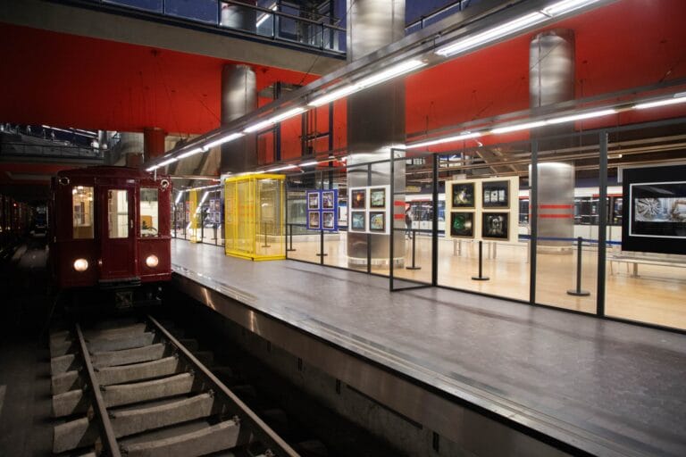 Exposicion fotografica Miradas Metro en ochenta instantes en la Estacion de Chamartin 768x512