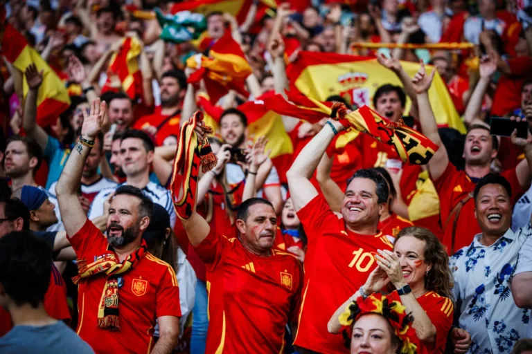 Pantalla gigante para ver la Eurocopa en la explanada de Puente del Rey 768x512