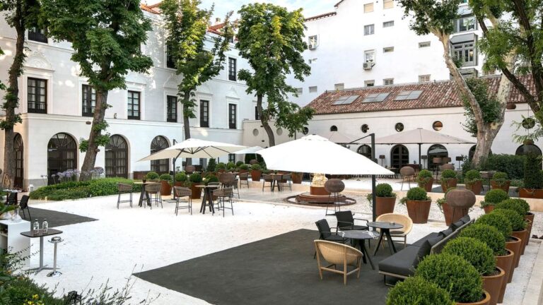 Patio de Palacio de los Duques 9 768x432