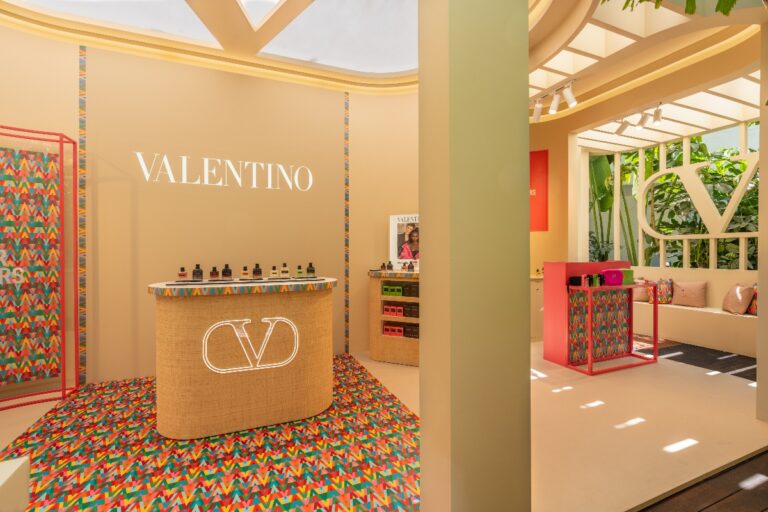 Valentino beauty Pop up store de perfumes en Puente Romano 2 768x512