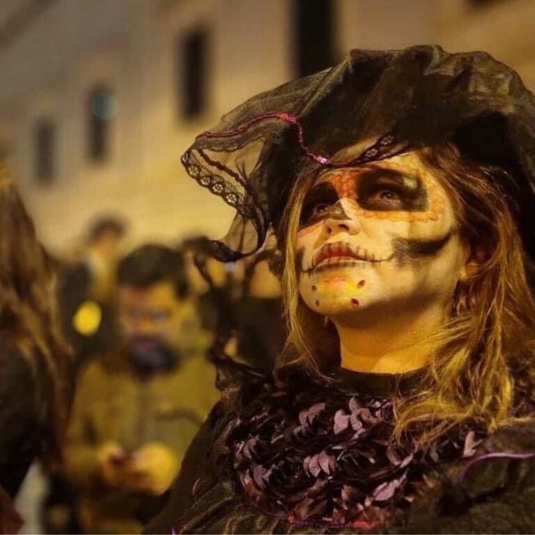 Desfile de Dia de Muertos en el centro de Madrid 768x768