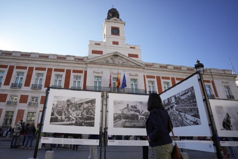 Exposicion Bolivariano de Ybarra Zavala en la Puerta del Sol 768x512