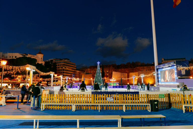 Pista de Hielo y Mercadillo de Navidad en Plaza Colon Madrid 3 768x512