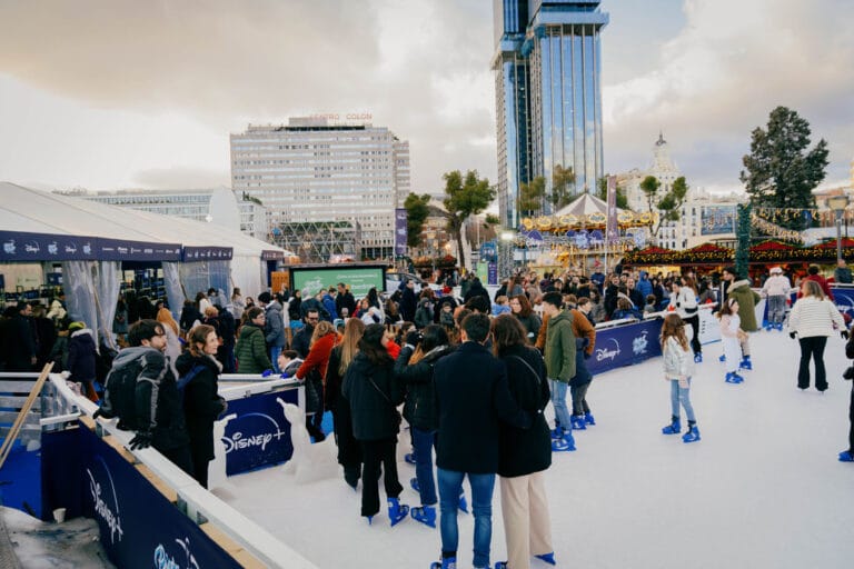 Pista de Hielo y Mercadillo de Navidad en Plaza Colon Madrid 6 768x512