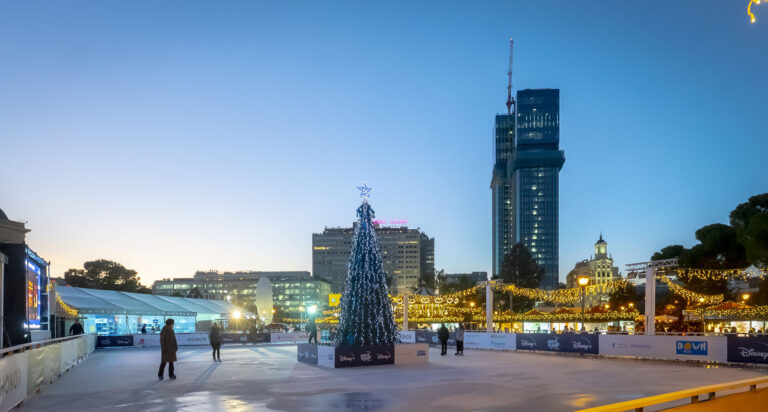 Pista de Hielo y Mercadillo de Navidad en Plaza Colon Madrid 768x412