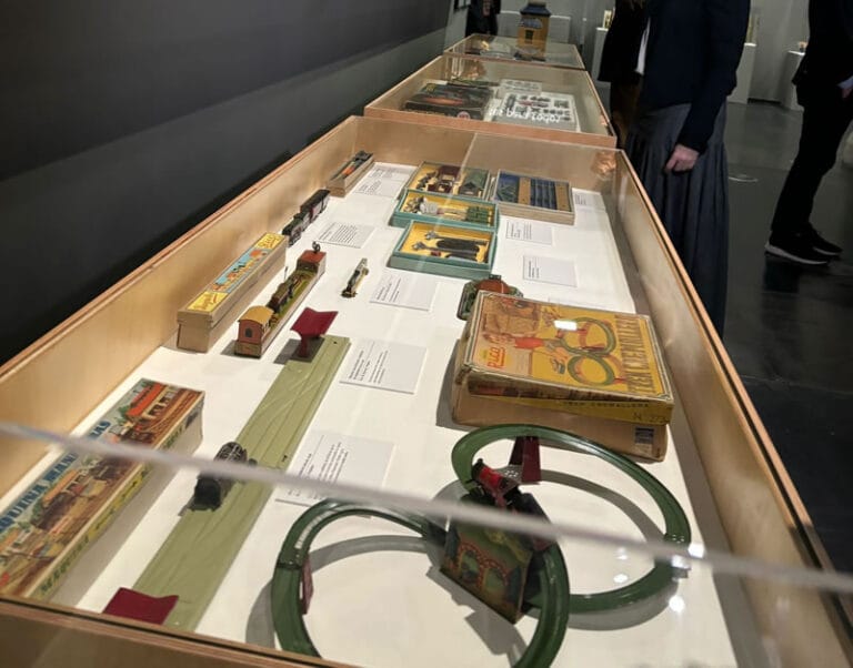 Exposicion Del juguete al cielo en Centro de Cultura Conde Duque 768x602