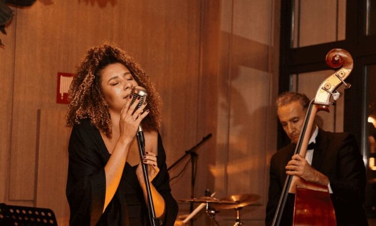 Sips Sounds Cocteles y musica en directo en Pinzelada Bless Hotel 768x461