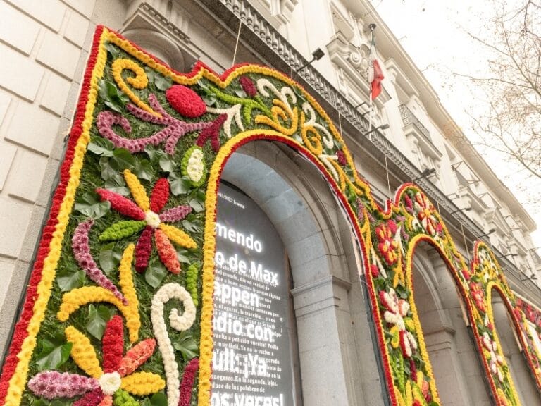 Instalacion Bienvenida la primavera en la fachada de Casa de Mexico 768x576
