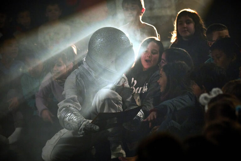 Cometa Espectaculo infantil de Danza interactiva en Matadero 3 768x512