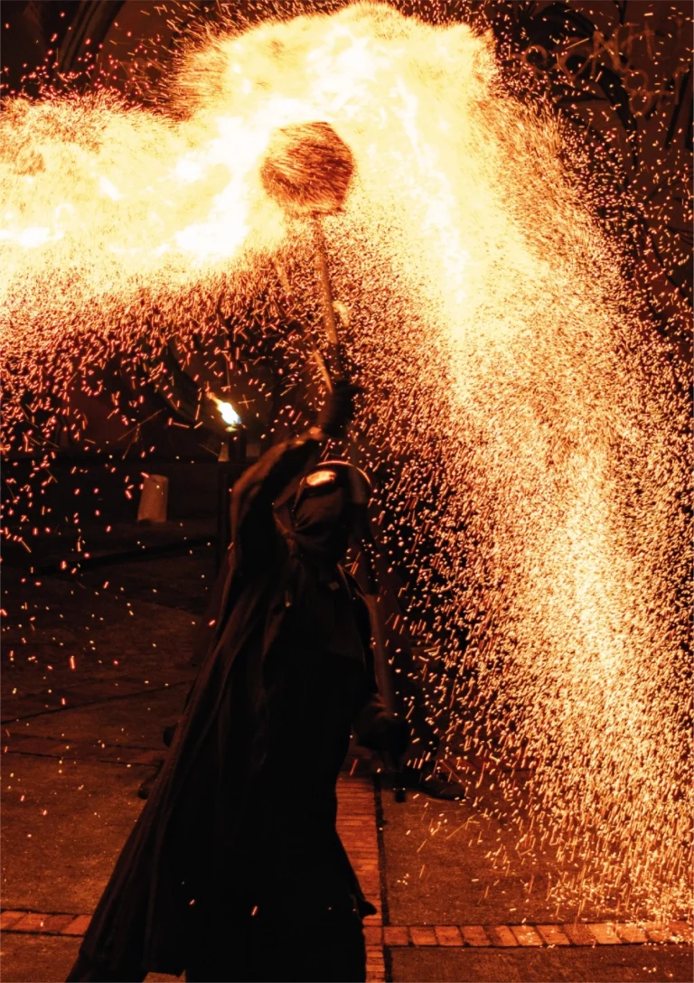 Espectaculo Rogu Art of Fire en Matadero Veranos de la Villa Madrid 768x1088